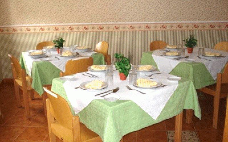 Comedor con mesas para cuatro personas