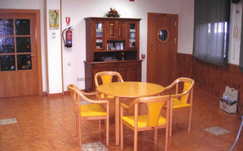 Salón social con mesas redondas y sillas